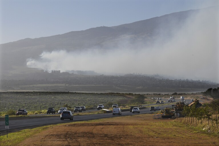 A fumaça sobe pelas encostas do vulcão Haleakala em Maui, Havaí, terça-feira, 8 de agosto de 2023, enquanto um incêndio queima na região de Upland em Maui.  Muitas comunidades havaianas foram forçadas a evacuar devido aos incêndios florestais.  O clima seco, combinado com ventos fortes, cria condições perigosas de incêndio.  (AP via Matthew Thayer/The Maui News)