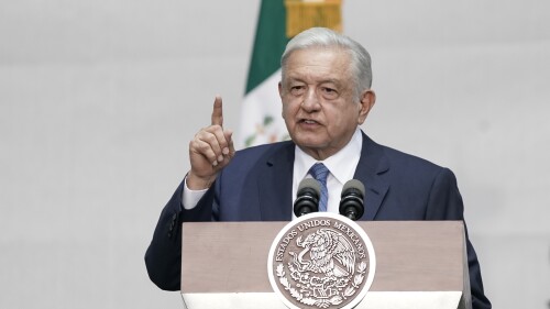 DATEI – Der mexikanische Präsident Andres Manuel Lopez Obrador spricht während einer Kundgebung anlässlich seines fünften Amtsjubiläums am 1. Juli 2023 auf dem Zocalo in Mexiko-Stadt. Der mexikanische Präsident hat versprochen, seinen Wahlkampf gegen die beliebteste Opposition des Landes für die Präsidentschaftswahlen 2024 fortzusetzen , und bricht damit mit der langen Tradition mexikanischer Präsidenten, sich dem Rennen um ihre Nachfolge fernzuhalten.  (AP Photo/Aurea Del Rosario, Datei)