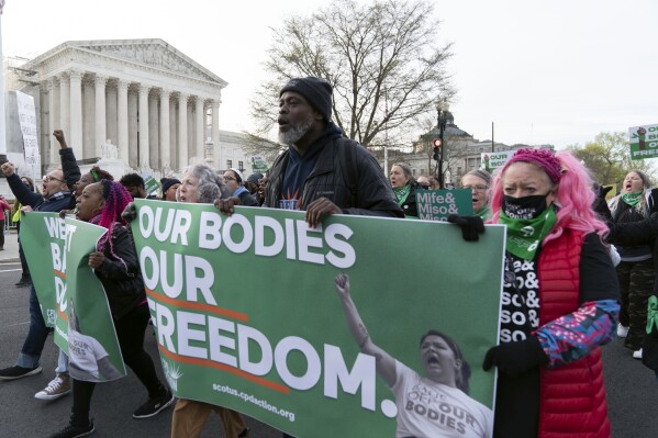 Manifestantes fuera de la Corte Suprema estadounidense en Washington el 26 de marzo de 2024. (Foto AP/Jose Luis Magana)