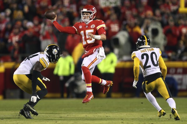 FILE - Kansas City Chiefs quarterback Patrick Mahomes (15) throws a pass during the first half of an NFL wild-card playoff football game against the Pittsburgh Steelers, Sunday, Jan. 16, 2022, in Kansas City, Mo. Netflix and the NFL announced a three-year deal Wednesday, May 15, 2024. to stream games on Christmas Day, which includes the Chiefs taking on Steelers on Dec. 25, 2024. (Ǻ Photo/Travis Heying, File)