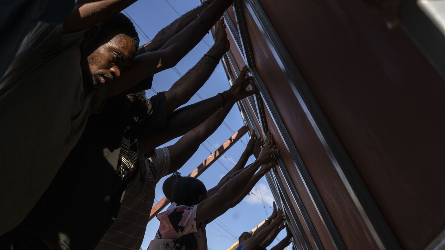 ПОРТ О ПРЕНС Хаити AP — Докато слънцето залязва едър мъж крещи