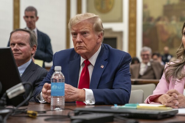 El expresidente Donald Trump asiste al juicio por fraude civil de la Organización Trump en la Corte Suprema del Estado de Nueva York, el jueves 7 de diciembre de 2023, en Nueva York. (David Dee Delgado/Pool Photo vía AP)