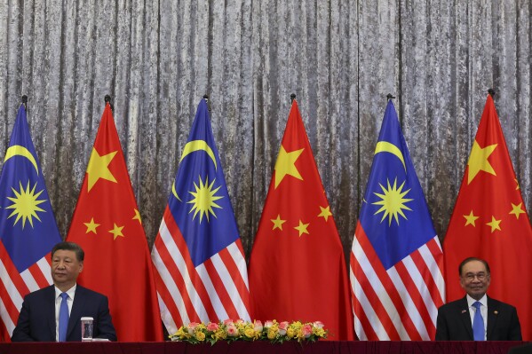 El presidente chino, Xi Jinping (izquierda), y el primer ministro de Malasia, Anwar Ibrahim, observan antes de la sesión de Intercambio de Acuerdos en la residencia oficial del primer ministro malasio en Putrajaya, a las afueras de Kuala Lumpur, Malasia, el miércoles 16 de abril de 2025. (Fazry Ismail/Pool Photo vía AP)