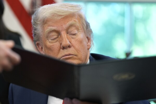 El presidente Donald Trump recibirá una orden ejecutiva para firmar por el secretario de la Casa Blanca, Will Scharf, ubicada en la Oficina Oval de la Casa Blanca el miércoles 23 de abril de 2025. (AP Photo/Alex Brandon)