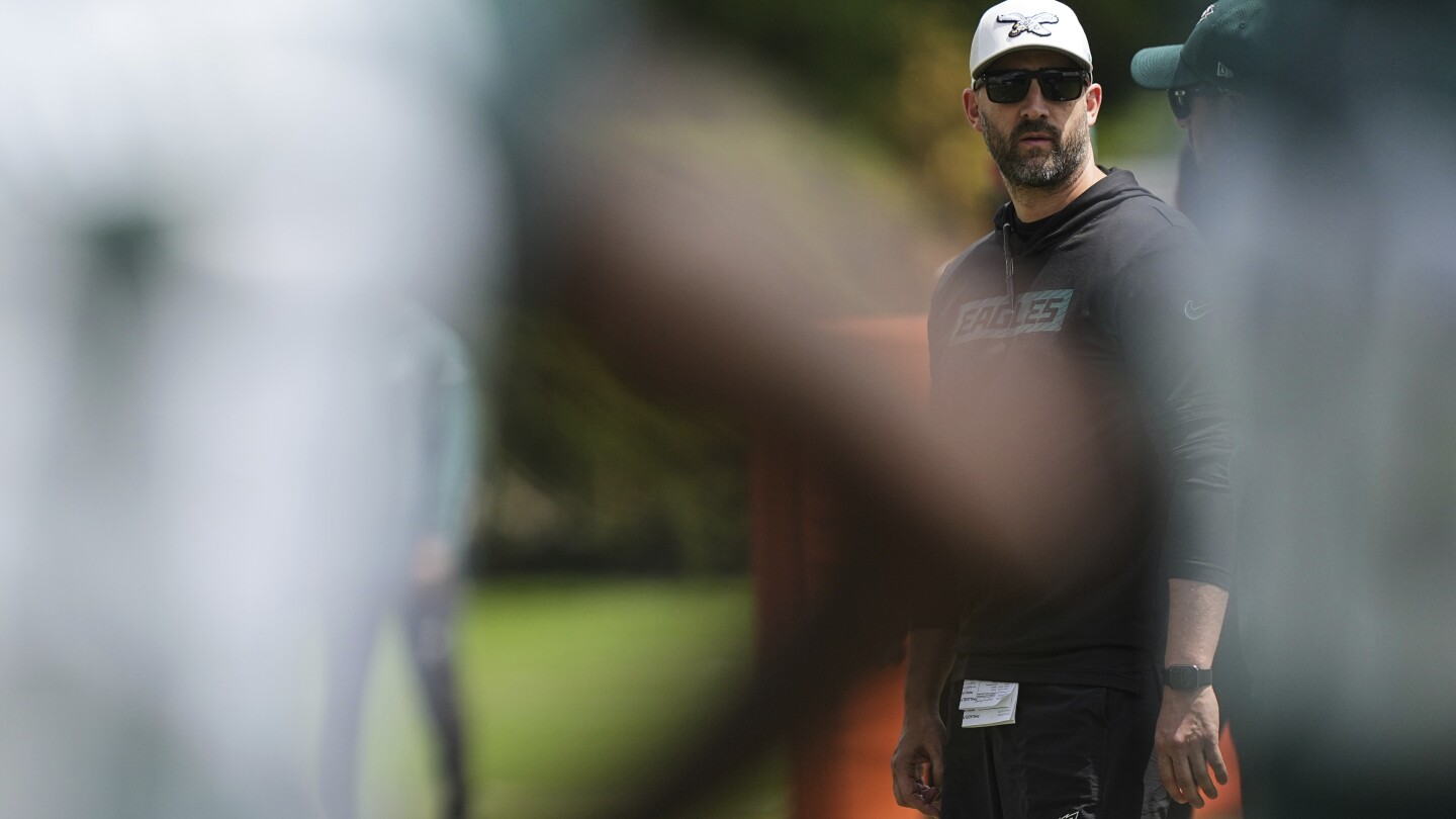Eagles extienden contrato del entrenador Nick Sirianni tras ganar el Super Bowl