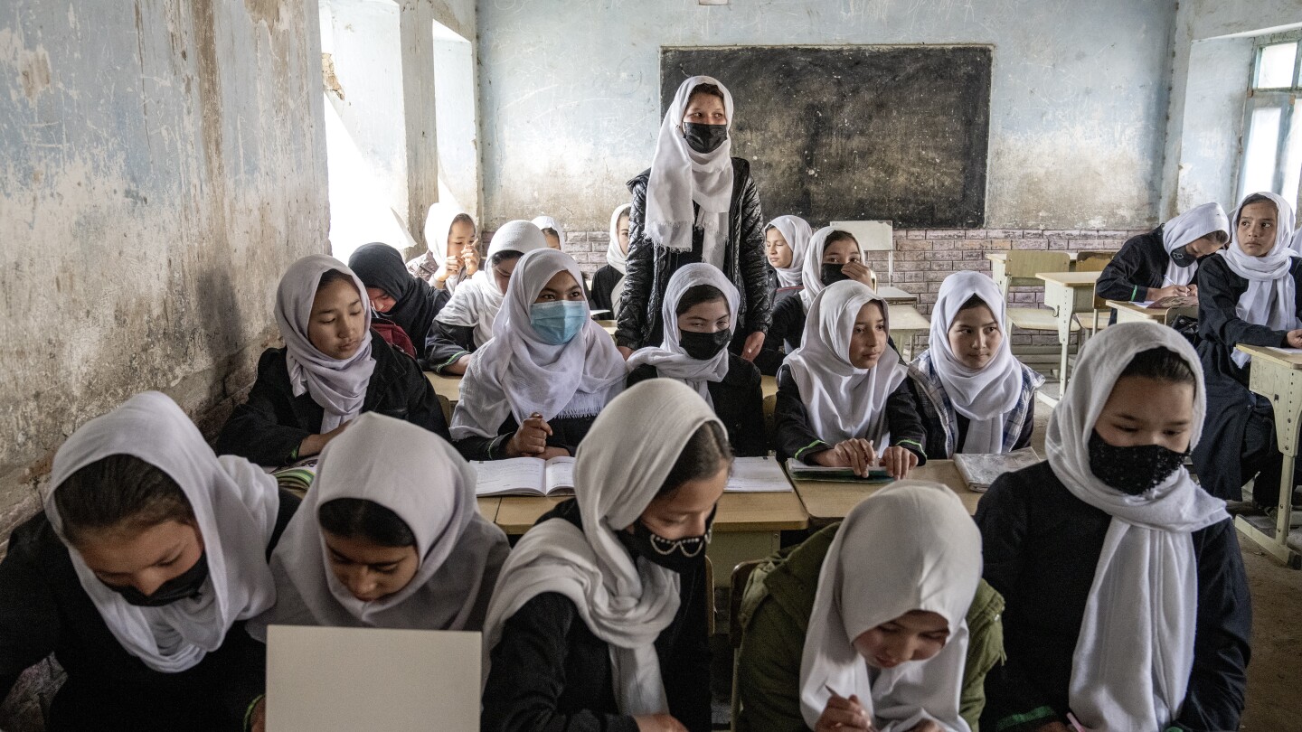 Изминаха 1000 дни, откакто талибаните забраниха на момичетата да посещават средно образование, казва ООН