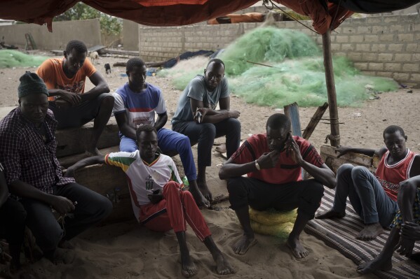 Familiares de sobrevivientes y víctimas de la piragua que fue encontrada a la deriva en el Océano Atlántico, se reúnen en la playa de Fass Boye, Senegal, el lunes 28 de agosto de 2023. (AP Foto/Felipe Dana)