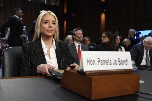 Pam Bondi, a escolha do presidente eleito Donald Trump de liderar o Departamento de Justiça como procurador-geral, aparece perante o Comitê Judiciário do Senado para sua audiência de confirmação, no Capitólio em Washington, quarta-feira, 15 de janeiro de 2025. (AP Photo/Ben Curtis)