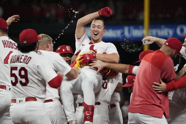 Goldschmidt's grand slam lifts Cardinals to wild 6-5 win over Pirates