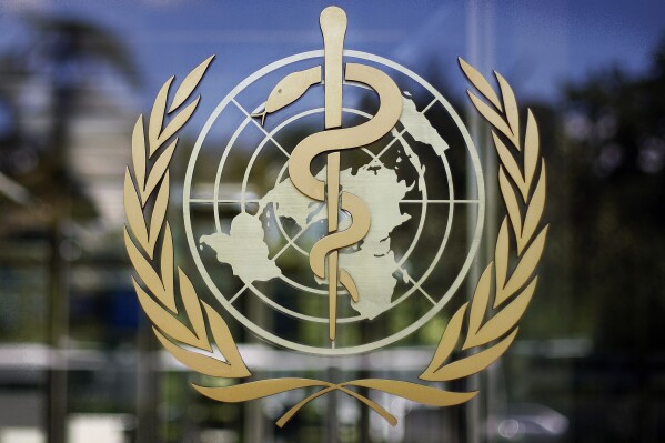 ARCHIVO - Imagen del logotipo de la Organización Mundial de la Salud en la sede de la OMS en Ginebra, Suiza, 11 de junio de 2019. (AP Foto/Anja Niedringhaus, Archivo)