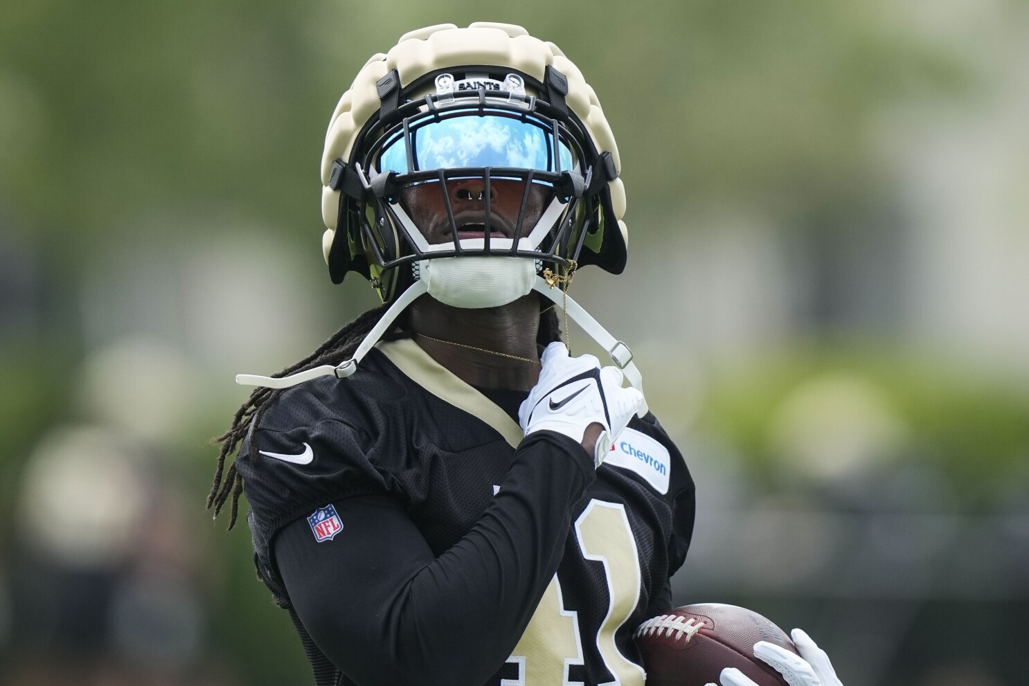 New Orleans Saints running back Alvin Kamara (41) eludes a tackle by Las  Vegas Raiders cornerba …