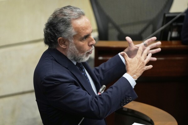 El ministro del Interior de Colombia, Armando Benedetti, se dirige a los senadores acerca de la consulta popular sobre la reforma laboral, en Bogotá, Colombia, el martes 13 de mayo de 2025. (AP Foto/Fernando Vergara)