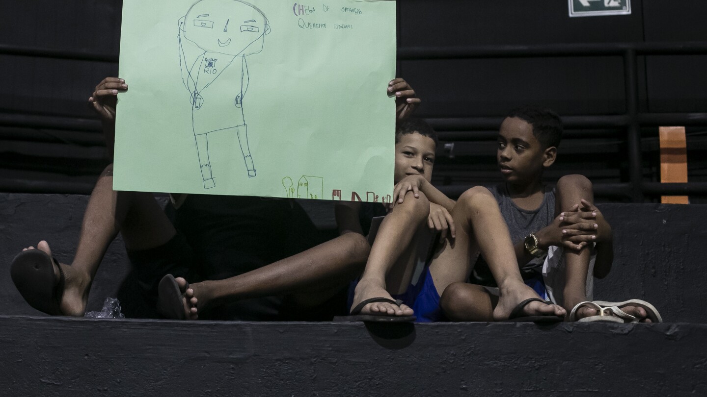 Детските рисунки отразяват редовното насилие, оформящо живота им във фавела на Рио де Жанейро