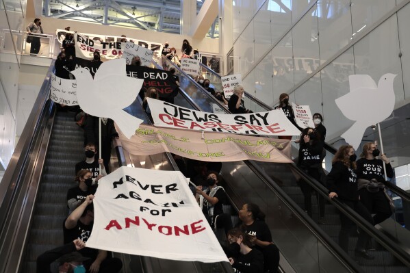 Jews supporting Palestinians demand an immediate ceasefire in Gaza at Chicago's Ogilvie Transportation Center on Monday, Nov. 13, 2023. (Antonio Perez//Chicago Tribune via AP)