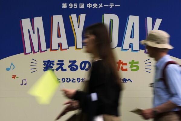 Mensen lopen naar de locatie van een mars op de Dag van de Arbeid in Tokio, woensdag 1 mei 2024. (AP Photo/Hiro Komae)