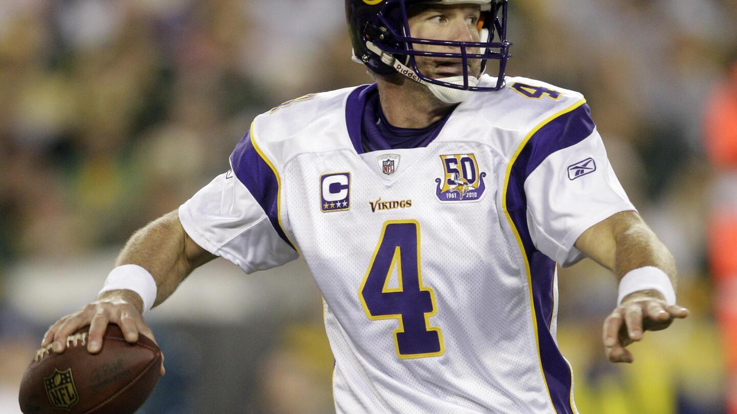 Favre mengalami stress fracture, membuat streak diragukan