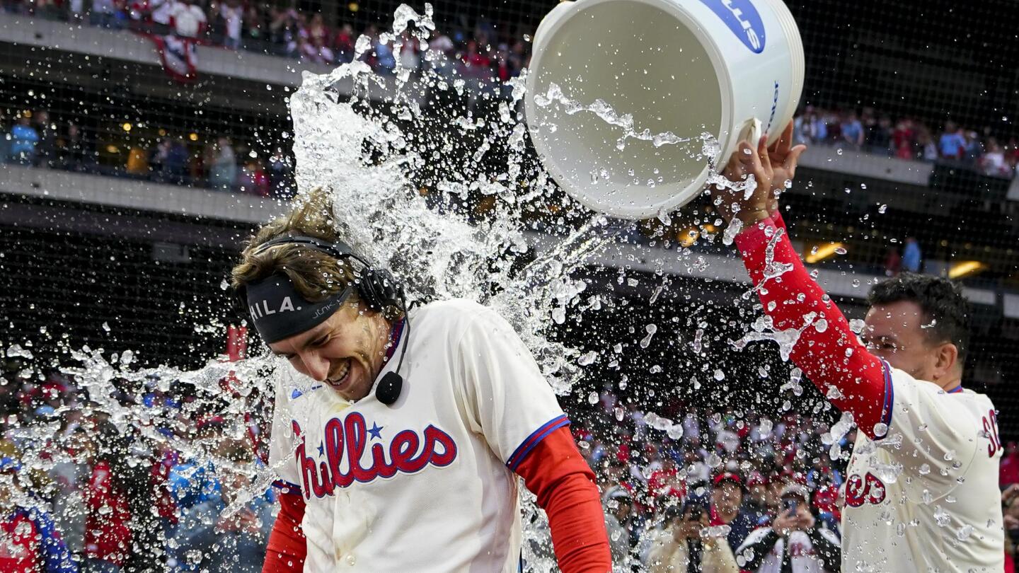 A ninth-inning rally fuels a 3-2 Phillies win over the Reds and revives a  packed Citizens Bank Park