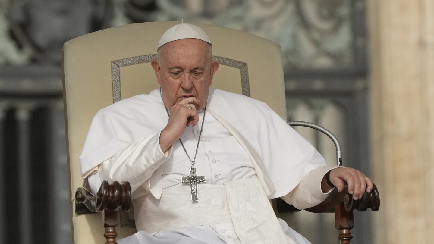 El Papa se disculpa por utilizar un término vulgar sobre los hombres homosexuales en relación con la prohibición de la Iglesia sobre los sacerdotes homosexuales.