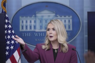Karoline Leavitt, la secretaria de Prensa más joven de la Casa Blanca, debuta en su nuevo cargo | AP News