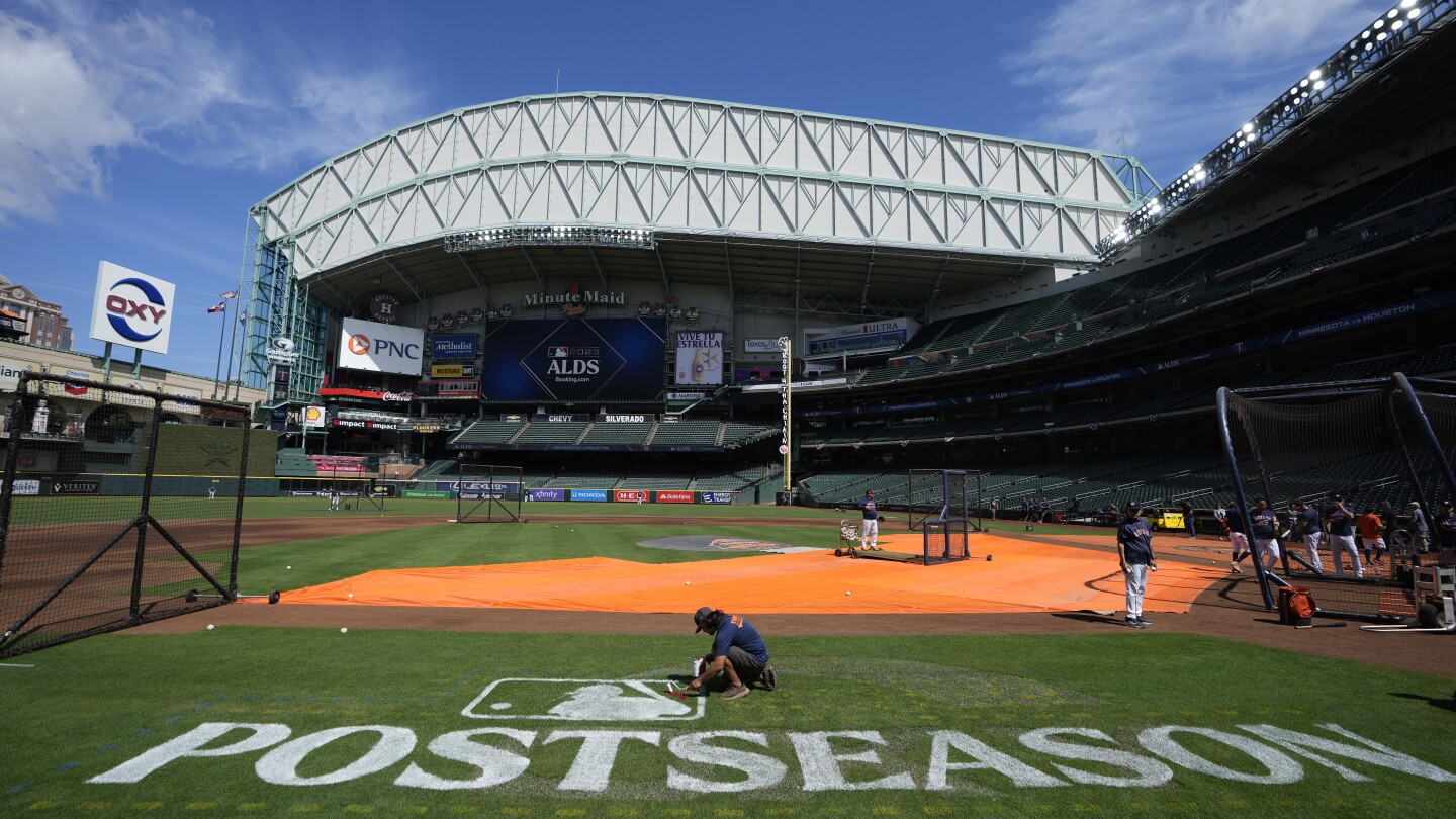 Minute Maid Park, MLB's Second Retractable-Roof-Ballpark