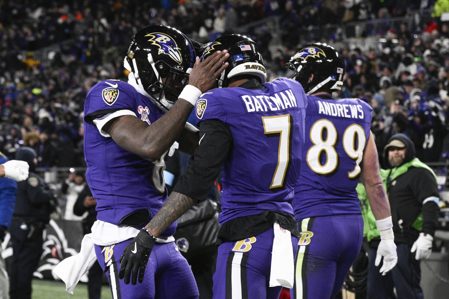 Lamar Jackson and the Ravens draw even atop the AFC North, beating the 1st-place Steelers 34-17