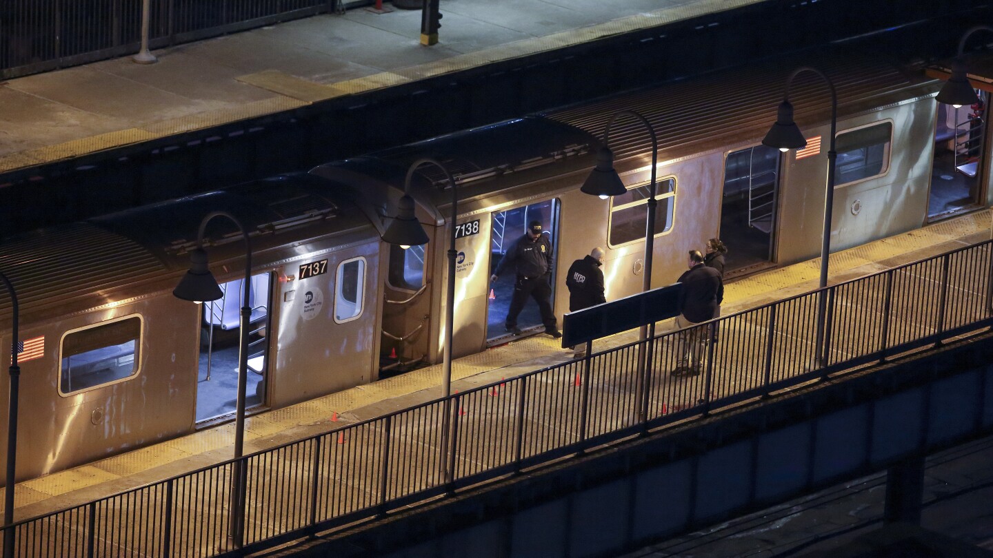 Трима стрелци, заподозрени в сбиване в метрото на Ню Йорк, което уби 1 и рани 5, казва полицията