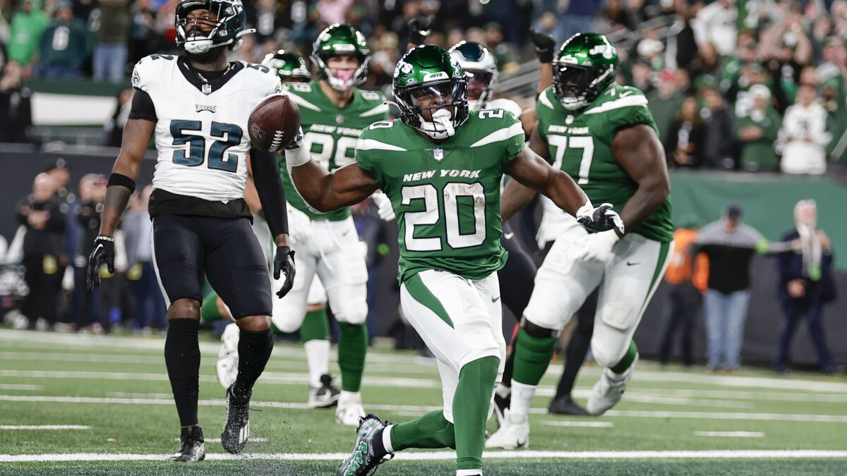 Uniform Analysis: The Eagles have perfect road combo for the rest