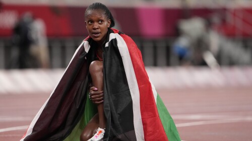 En foto del 6 de agosto del 2021, la keniata Faith Kipyegon celebra tras ganar la final de los 1.500 metros en los Juegos Olímpicos de Tokio. El viernes 21 de julio del 2023, establece un nuevo récord mundial de la milla, es su tercera marca mundial en menos de dos meses. (AP Foto/Charlie Riedel)