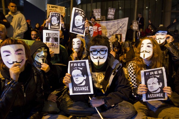 ファイル - WikiLeaks創設者Julian Assangeの支持者は、2010年12月11日にスペインのマドリードの英国大使館の前で抗議しながら、彼の写真付きポスターを持っています。  WikiLeaks創設者Julian Assangeは、イギリスで彼の有無についての最後の裁判所の審理を控えています。 彼はスパイの容疑を受けるためにアメリカに送還されなければなりません。 高等裁判所は、来週、アサンゲが米国への転校を阻止するために控訴裁判所に立場を明らかにすることができるかどうかについての2日間の議論を聞くだろう。  （AP写真/ファイル）