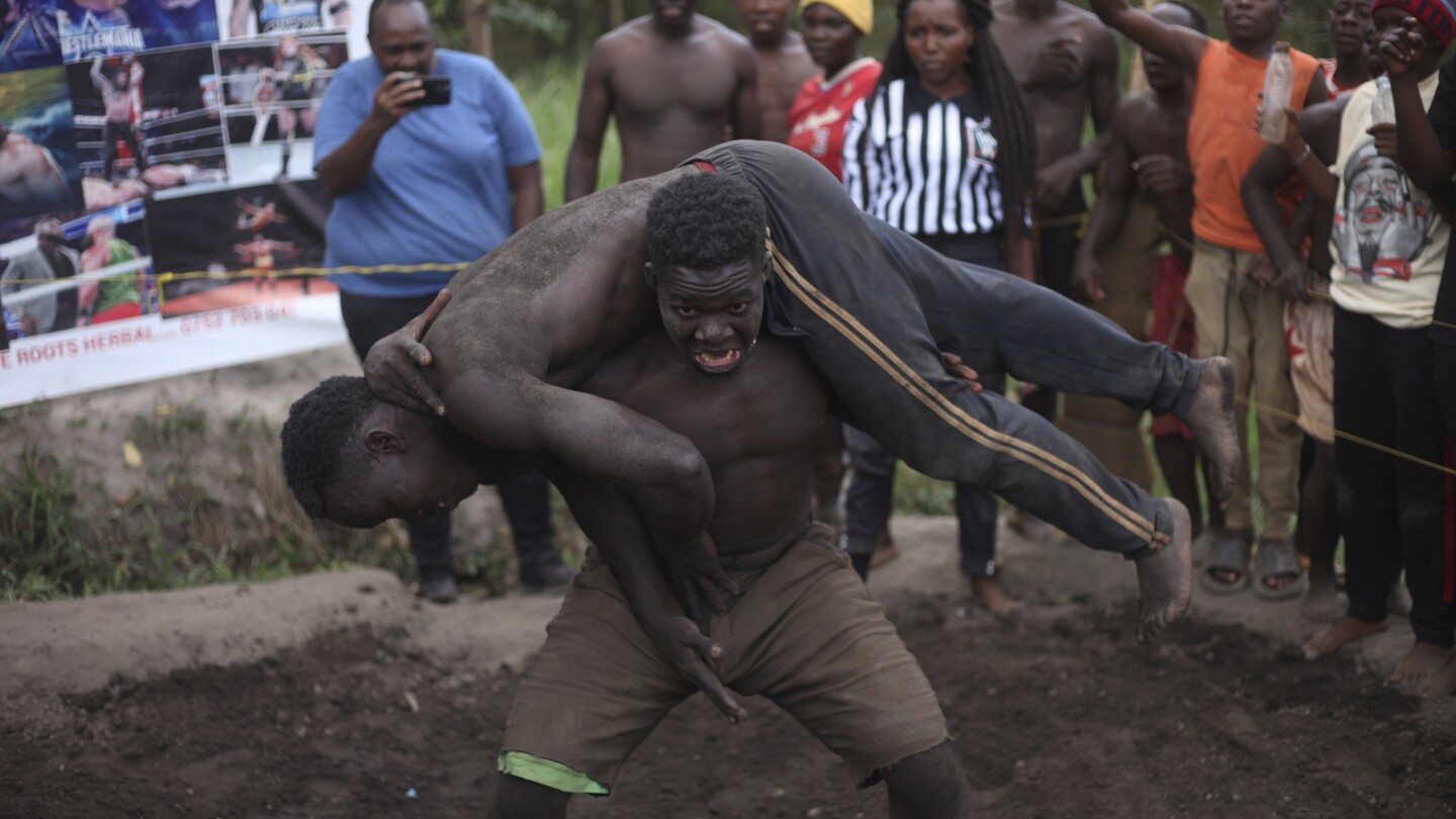 Млади угандийци се заплитат в калта. Те мечтаят да станат професионални борци