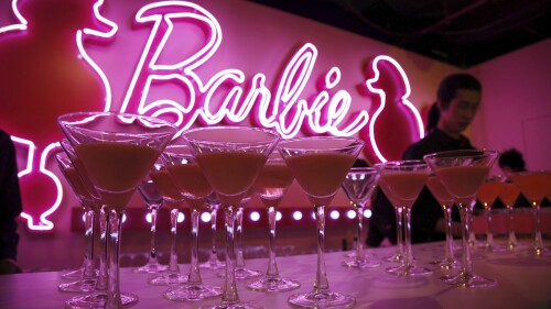 DATEI – Barbie-Cocktails werden für Gäste bei der Eröffnungszeremonie des Barbie Shanghai Flagship Stores am 6. März 2009 in Shanghai, China, zubereitet.  Die Farbe Pink wird seit langem mit der Marke Barbie in Verbindung gebracht – sie hat sogar ihre eigene Pantone-Farbe.  (AP Photo/Eugene Hoshiko, Datei)