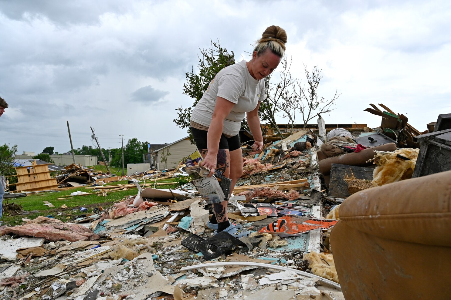 Severe weather pummels central US as thousands recover from deadly tornadoes