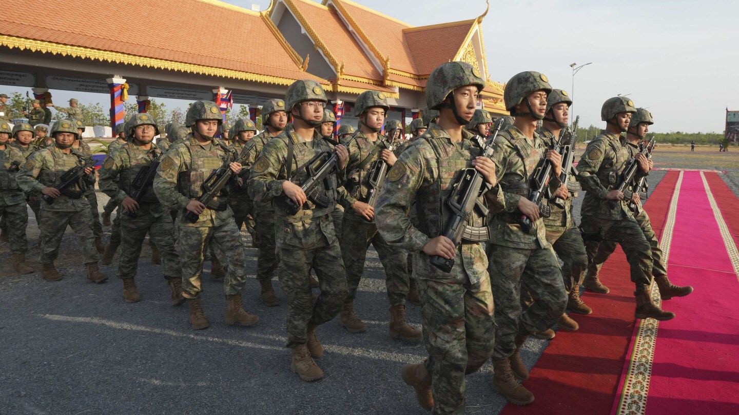 SVAY CHOK, Камбоджа (AP) — Камбоджа и Китай започват 15-дневни