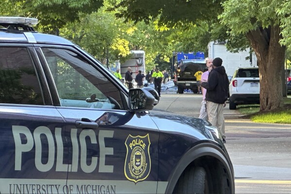 La policía del campus de la Universidad de Michigan bloquea un área el martes 21 de mayo de 2024 en Ann Arbor, Michigan, donde se había colocado un campamento propalestino desde finales de abril. (AP Foto/Mike Householder)