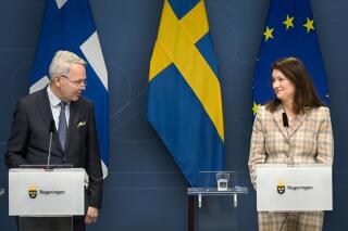Los ministros de relaciones exteriores de Finlandia (Pekkak Haavisto, izq.) y Suecia (Ann Linde, der.) ofrecen una conferencia de prensa conjunta en Estocolmo el 2 de febrero del 2022. Tradicionamente neutrales, tanto en Suecia como en Finlandia gana terreno la idea de incorporarse a la OTAN tras la invasión de Ucrania por parte de Rusia, vecina de ambos. (Anders Wiklund, TT News Agency vía AP, File)