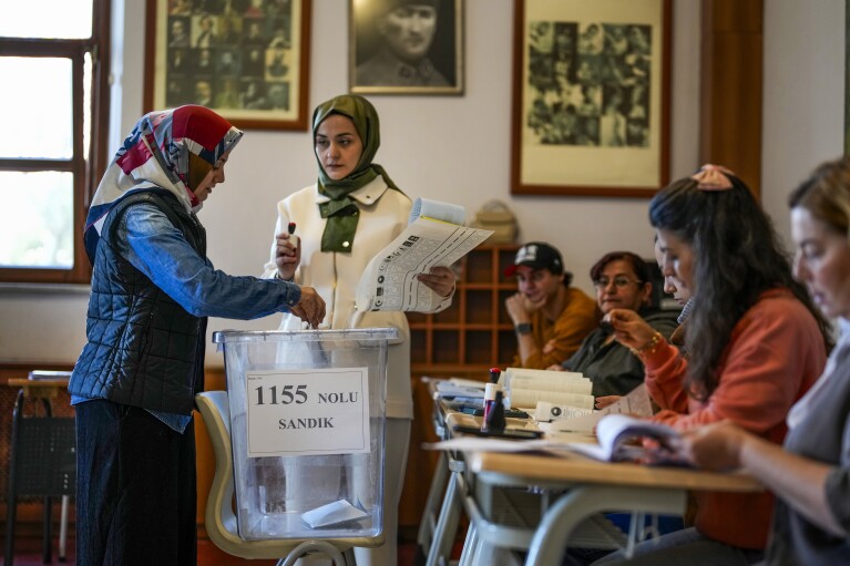 Uma mulher vota em uma seção eleitoral em Istambul, Turquia, domingo, 31 de março de 2024. A Turquia realiza eleições locais no domingo que decidirão quem controlará Istambul e outras grandes cidades.  (Foto AP/Emra Gurel)