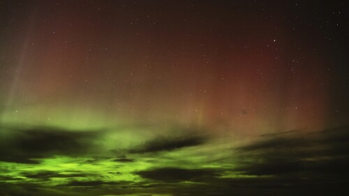 ARCHIVO - Una aurora boreal, también conocida como aurora boreal, se vio en el cielo nocturno en las primeras horas de la mañana del lunes 24 de abril de 2023, cerca de Washtucna, Washington.  Se espera que un pronóstico de tormenta solar para el jueves 13 de julio brinde a los observadores del cielo en más de una docena de estados de EE. UU. la oportunidad de vislumbrar la aurora boreal.  (Foto AP/Ted S. Warren, archivo)