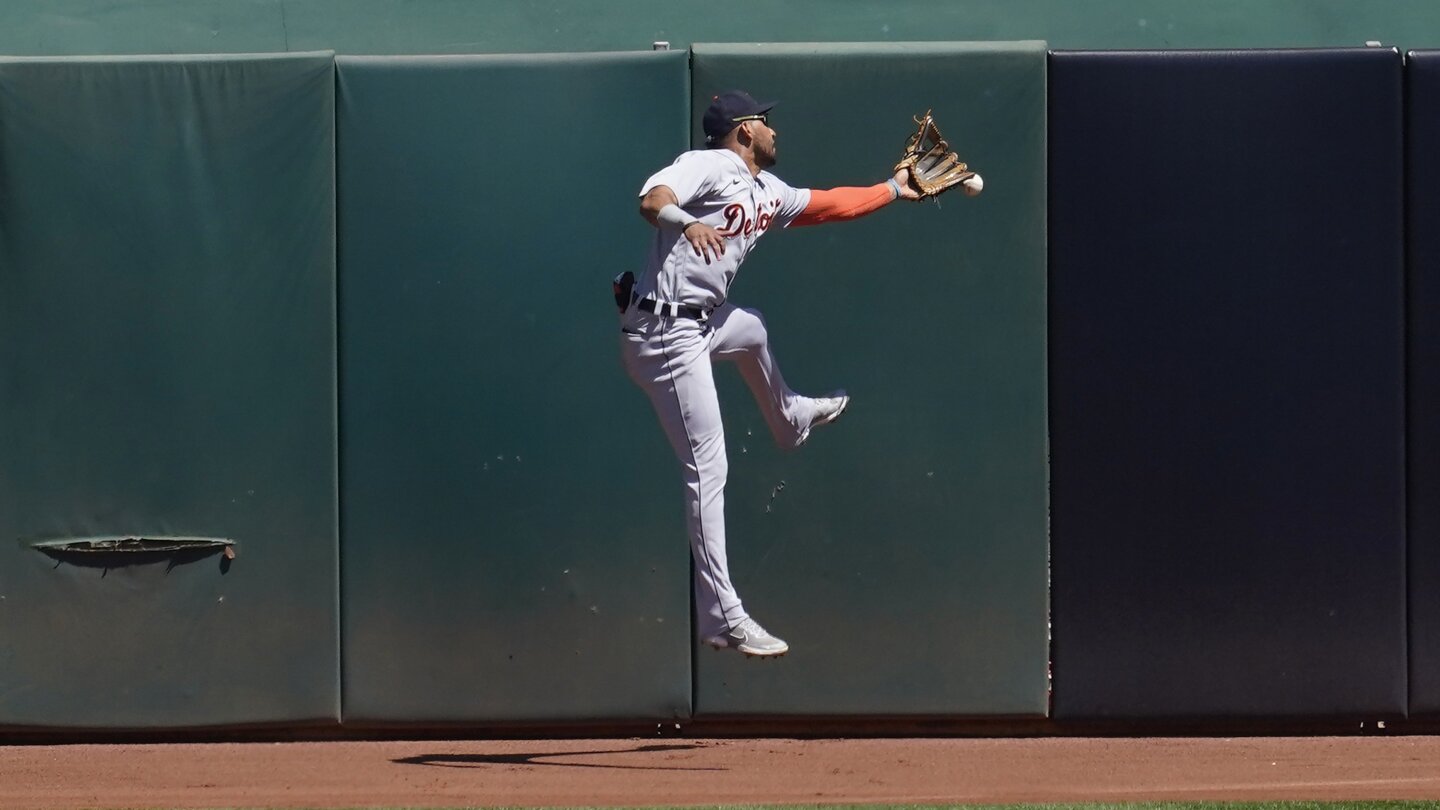 Ramon Laureano, OAK // August 25, 2018 at MIN  Hot baseball players,  Oakland athletics baseball, Baseball guys