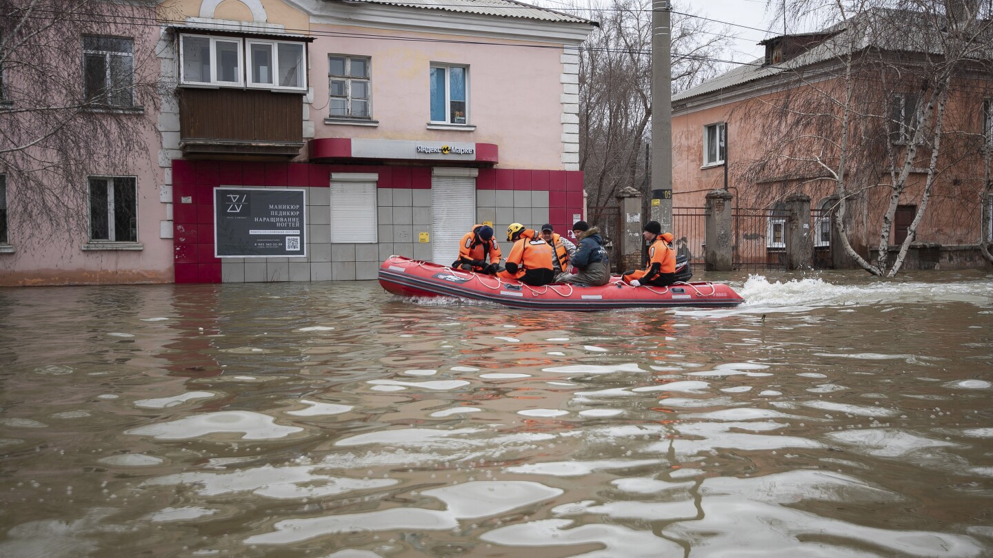 Rosjanie organizują rzadki protest po zawaleniu się tamy i zalaniu domów w pobliżu granicy z Kazachstanem