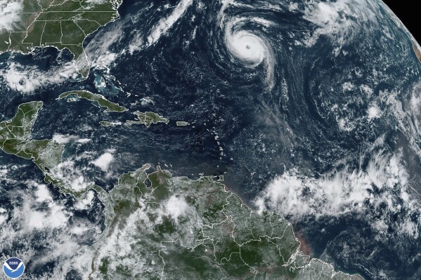 Esta imagen satelital del martes 19 de septiembre de 2023 proporcionada por la Oficina Nacional de Administración Oceánica y Atmosférica de Estados Unidos (NOAA por sus siglas en inglés) muestra al huracán Nigel en el océano Atlántico. (NOAA vía AP)