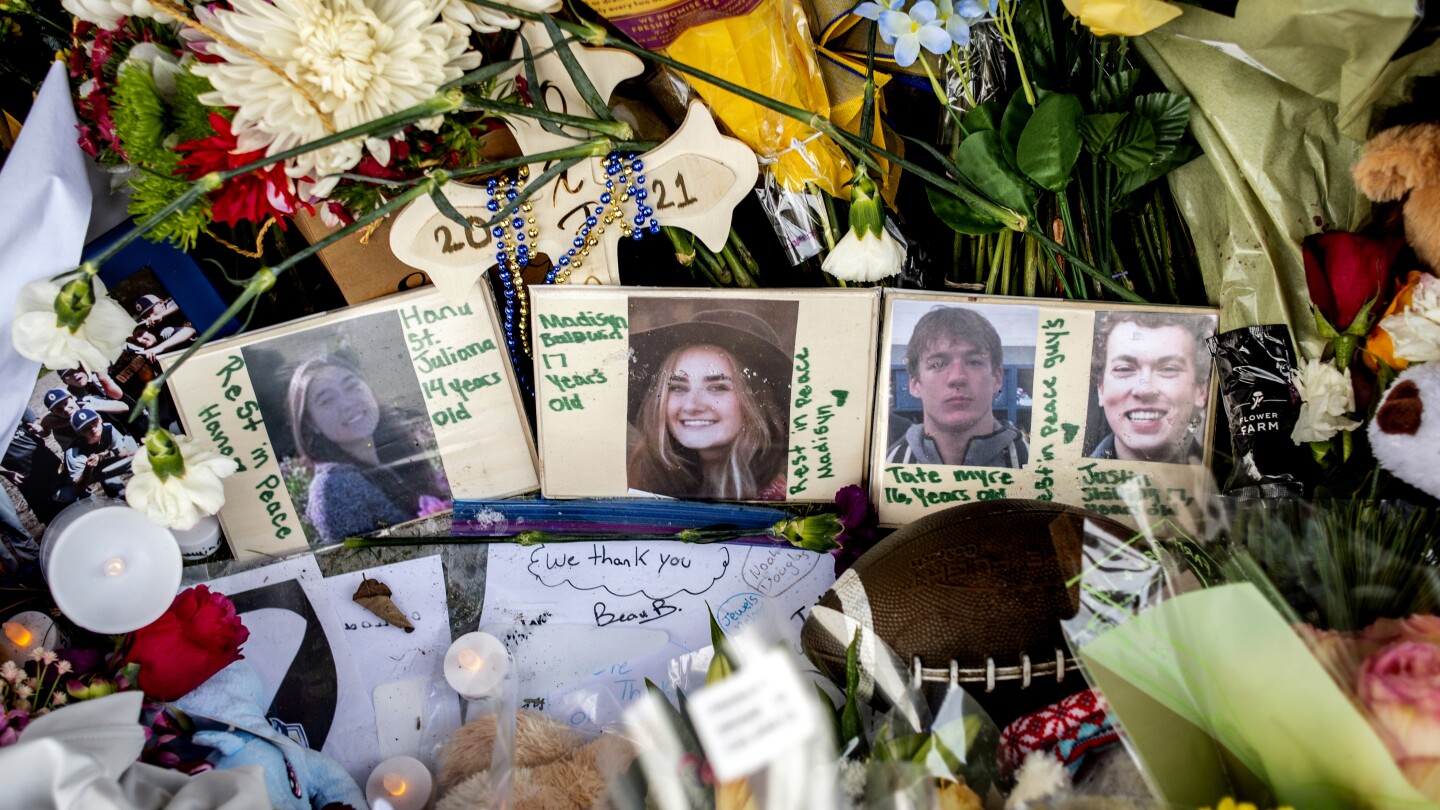ПОНТИАК, Мичиган (AP) — Родителите на четирима ученици, убити в
