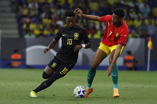 Vinícius and Brazil teammates wear black shirts in stand against