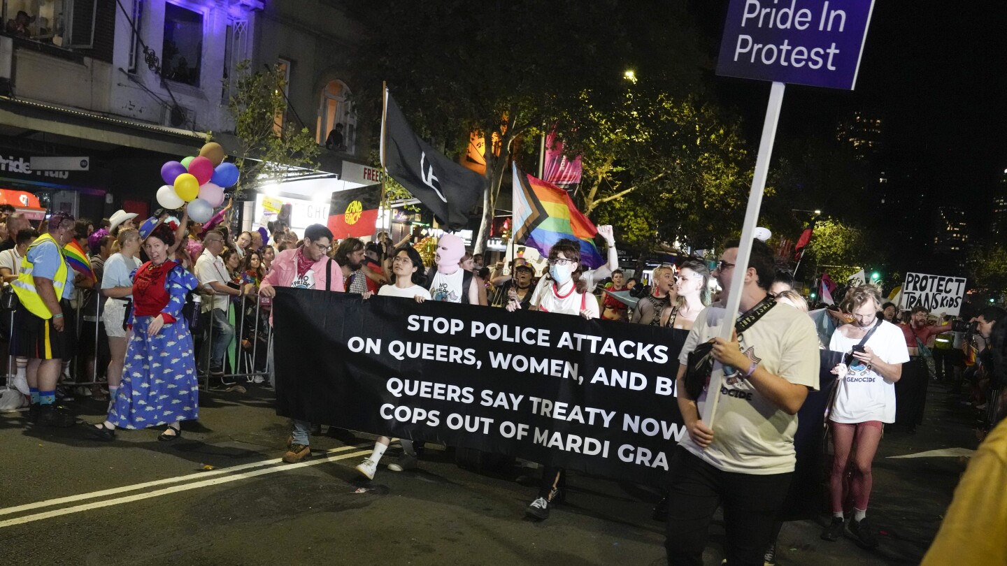 На полицията ще бъде позволено да маршируват в гейовете и лесбийките Марди Гра в Сидни, но не и в униформи