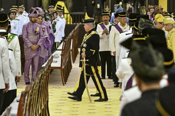 Sultan Ibrahim Sultan Iskandar, en el centro, llega a la ceremonia de toma de juramento como rey número 17 de Malasia en el Palacio Nacional de Kuala Lumpur en Kuala Lumpur, Malasia, el miércoles 31 de enero de 2024. Sultan Ibrahim, el poderoso gobernante multimillonario del estado sureño de Johor. prestó juramento el miércoles como nuevo rey de Malasia. (Mohd Rasfan/Pool Photo vía AP)