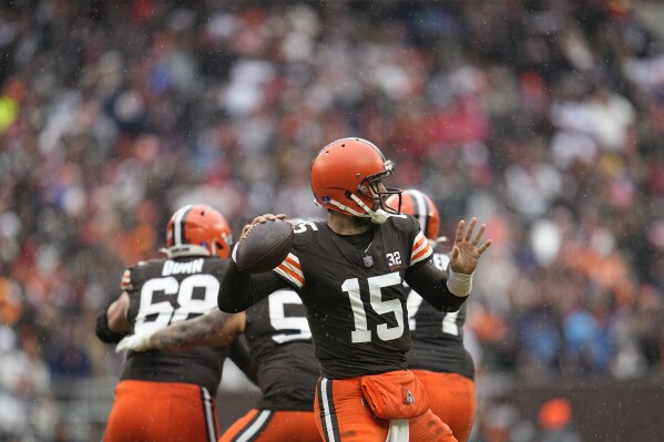 Joe Flacco passes for 374 yards, rallies banged-up Browns to 20-17 win over  Bears | AP News