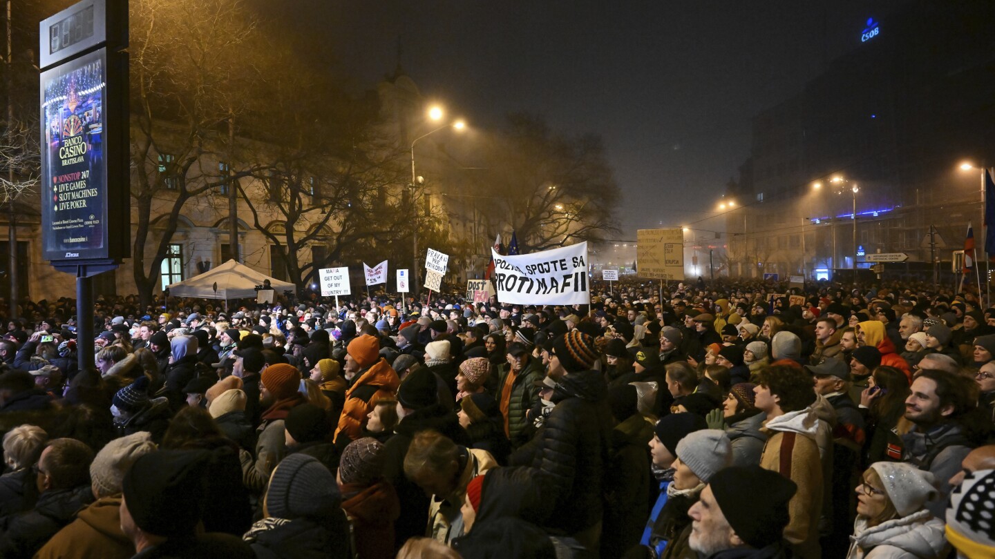 Tisíce ľudí sa zišli po celom Slovensku, aby protestovali proti plánu vlády na novelizáciu trestného zákona
