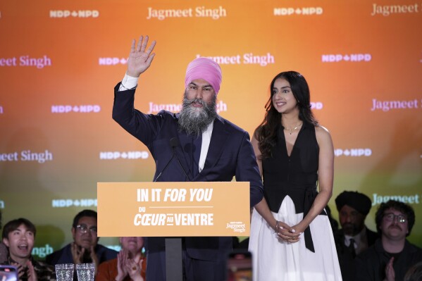 O líder do Novo Partido Democrata Jagmeet Singh aborda os apoiadores acompanhados por sua esposa Gurkiran Kaur em sua sede na campanha na noite das eleições, em Burnaby, BC, segunda -feira, 28 de abril de 2025. (Ethan Cairns/The Canadian Press via AP)