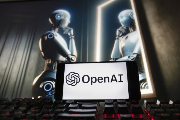 El logotipo de OpenAI se muestra en un teléfono celular con una imagen de computadora generada por el modelo de texto a imagen Dall-E de ChatGPT, el 8 de diciembre de 2023, en Boston. (Foto AP/Michael Dwyer, Archivo)