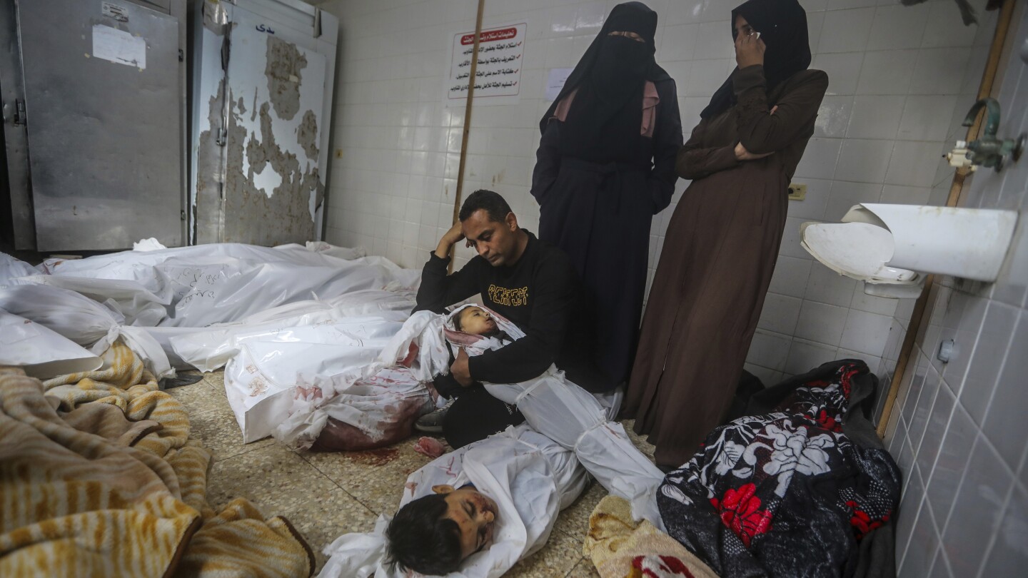 Израелски въздушен удар в Газа уби трима сина на лидера