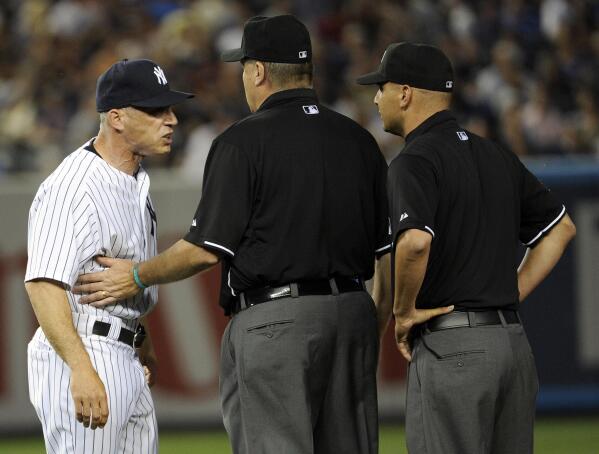 Yankees OF Brett Gardner restrained from going after umpire